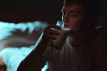 7 Manfaat Kesehatan Minum Susu di Malam Hari Bagi Orang Dewasa