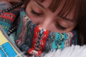 Pakaian tebal saat demam justru membuat suhu tubuh lebih meningkat.