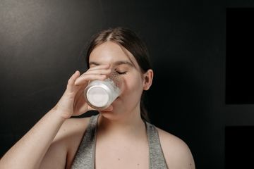 Susu hangat salah satu minum mengatasi insomnia.