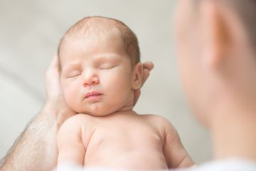 Benarkah Bayi yang Lahir Penuh Kerak di Kepala Pertanda Ibunya Jorok?