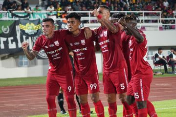 Selebrasi Pemain Persis Solo, Ramadhan Sananta bersama Fernando Rodriguez, Jaimerson Xavier dan Moussa Sidibe saat lawan Persebaya Surabaya di Stadion Manahan, Solo, pada Sabtu (24/6/2023).