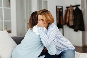 Berbagai manfaat menangis untuk menjaga kesehatan mental.