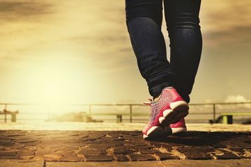 Jalan kaki membantu menurunkan berat badan.