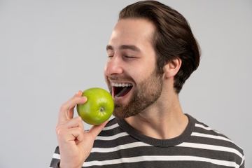 Apel salah satu buah penurun kolesterol yang mengandung pektin.
