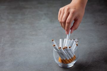 Merokok dapat merusak pembuluh darah yang memicu kenaikan kolesterol.