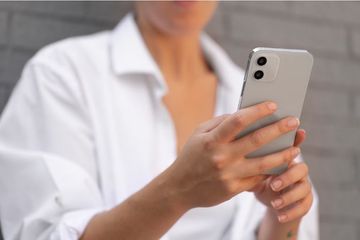 Moms bisa cek di sini untuk daftar APK pinjol ilegal yang masih beroperasi dan belum terdaftar di OJK.