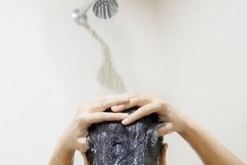 Efek samping mandi terlalu sering, salah satunya hilangnya kelembapan pada kulit