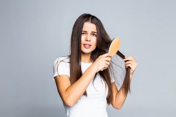 Waspada Penyebab Rambut Rontok di Usia Muda, Bisa Sebabkan Kebotakan