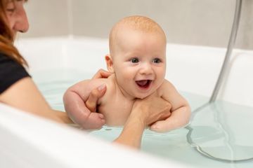 Kerap Dianggap Berbahaya, Ternyata Ini Manfaat Bayi Mandi Menggunakan Air Dingin