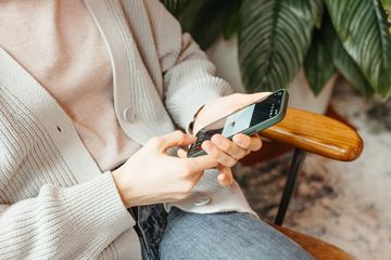 Moms dan Dads bisa cek daftar berikut untuk pinjol cepat cair bermodalkan KTP. Deretan pinjol ini sudah resmi mendapat izin dari OJK, lo. Apa saja ya?