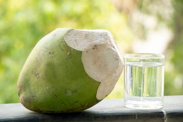 Manfaat air kelapa untuk asam lambung bisa didapatkan dengan rutin meminumnya.