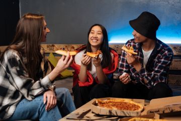 Benarkah Makan Sambil Berbicara Bahayakan Kesehatan? Cek Faktanya