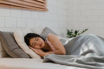 Posisi tidur saat sakit pinggang yang bisa dicoba.