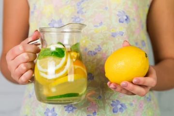 Cara minum air lemon di pagi hari