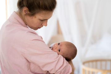 Mendekatkan diri dengan anak merupakan cara relaktasi yang tepat.