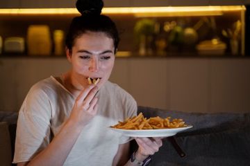 Bahaya makan tengah malam dapat meningkatkan risiko penyakit.