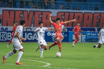 Hanif Sjahbandi (kanan) sedang menguasai bola dan dibayangi Hendro Siswanto (kiri) dalam laga pekan ketujuh Liga 1 2023 antara Persija versus Borneo FC di Stadion Patriot Candrabhaga, Bekasi, Jawa Barat, Rabu (9/8/2023) malam.