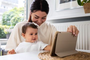 Hindari Obesitas Pada Anak, Jangan Biasakan Si Kecil Makan Sambil Nonton