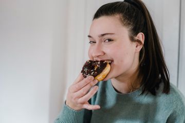 makan makanan manis menyebabkan sakit gigi, apa alasannya?