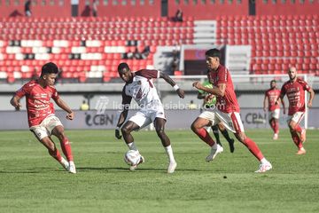 Duel sengit pemain Bali United dan PSM Makassar pada pekan kedelapan Liga 1 2023/2024.