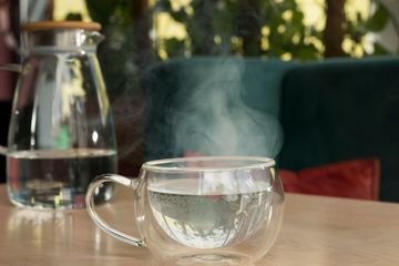 Manfaat minum air hangat untuk asam lambung