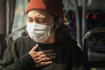 Menutup mulut saat bersin bisa membantu mencegah penularan ISPA.