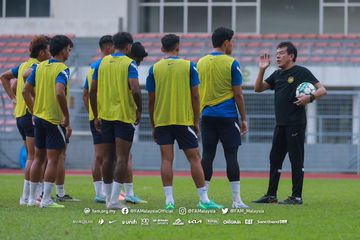 Pelatih timnas U-23 Malaysia, Elavarasan, memberikan arahan kepada pemainnya saat latihan jelang Piala AFF U-23 2023.