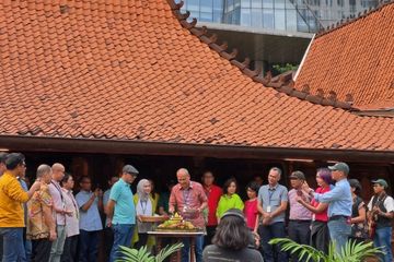 Pemotongan tumpeng merayakan ulang tahun Kompas Gramedia ke-60, Senin (21/8/2023).