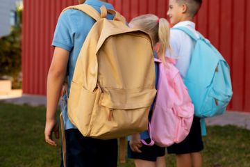 Anak Sering Bawa Ransel Berat, Benarkah Bisa Sebabkan Skoliosis?