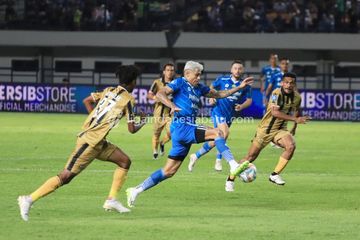 Aksi pemain Persib Bandung, Ciro Alves, ketika melawan Dewa United di Liga 1 2023/2024.