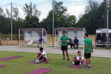 Mohammad Kanu Helmiawan berlatih terpisah dengan fisioterapis dan Irfan Jauhari dalam latihan terkini timnas U-23 Indonesia di lapangan PTT Academy, Rayong pada Jumat (25/8/2023).