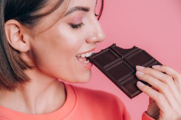 Makan Cokelat Benarkah Bisa Bikin Kulit Berjerawat? Cek Faktanya