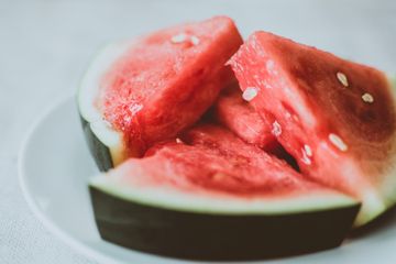 Bahaya makan semangka malam hari, mitos atau fakta?