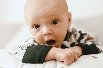 Ciri-ciri perut kembung pada bayi.