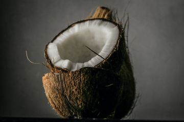 Mitos makan kelapa memicu cacing kremi tidak tepat.