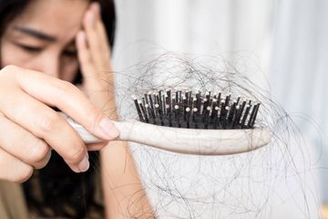 Benarkah Rambut Ibu Menyusui Rontok karena Bayi Bermain Ludah, Apa Alasannya?