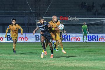 Alex Martins (kiri) sedang berebut bola dengan Anderson Salles (kanan) dalam laga pekan ke-12 Liga 1 2023 antara Dewa United versus Bhayangkara FC di Stadion Indomilk Arena, Tangerang, Banten, Jumat (15/9/2023).