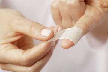 Masih Banyak Mitos yang Beredar, Ini Tips dari Dokter Cara Merawat Luka yang Benar