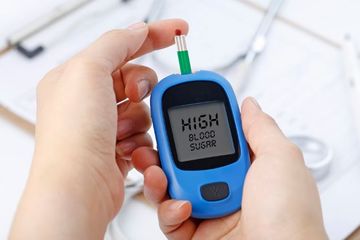 Mencegah bahaya diabetes dengan rutin cek gula darah.