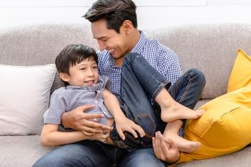 Ayah Berperan Sama Mengurangi Waktu Screen Time Anak, Pastikan Si ...