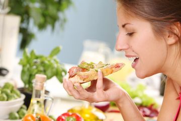 Benar atau Salah, Makanan Jatuh 5 Menit di Lantai Masih Boleh Dimakan?