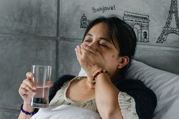Sering Dilakukan Saat Cuaca Panas, Benarkah Minum Es Bisa Bikin Batuk?
