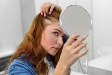 Rambut botak tumbuh kembali dengan bantuan produk perawatan tertentu.