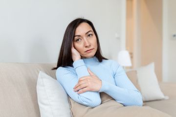 Hormon estrogen menurun saat menopause, tingkatkan risiko berbagai penyakit.