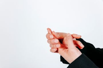 Jari-jari Tangan Sering Terasa Nyeri, Apakah Tanda Asam Urat? Cek Penjelasannya