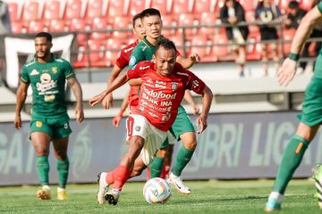 Aksi Irfan Jaya pada laga Bali Unuted Vs Persebaya Surabaya