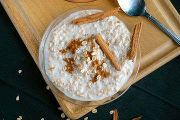 Konsumsi oatmeal secara berlebihan menyebabkan masalah kesehatan.