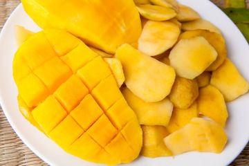 Mangga mempunyai kandungan nutrisi yang mampu menurunkan kolesterol jahat.