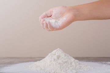 Bahannya Ada di Dapur, Begini Cara Mencerahkan Lipatan Kulit dengan Soda Kue