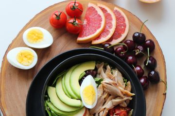 Diet telur digabungkan dengan buah rendah gula.